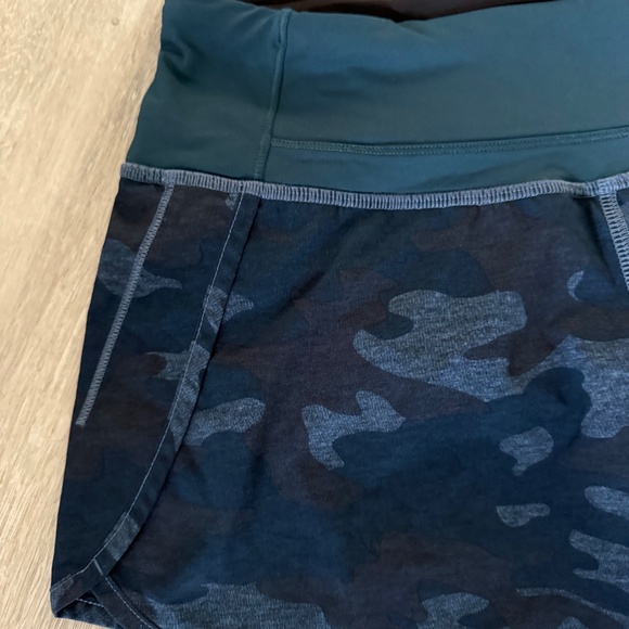 lululemon Women’s Hottie Hot Low Rise 2.5” Blue Camo Short Size 4 - Picture 4 of 7
